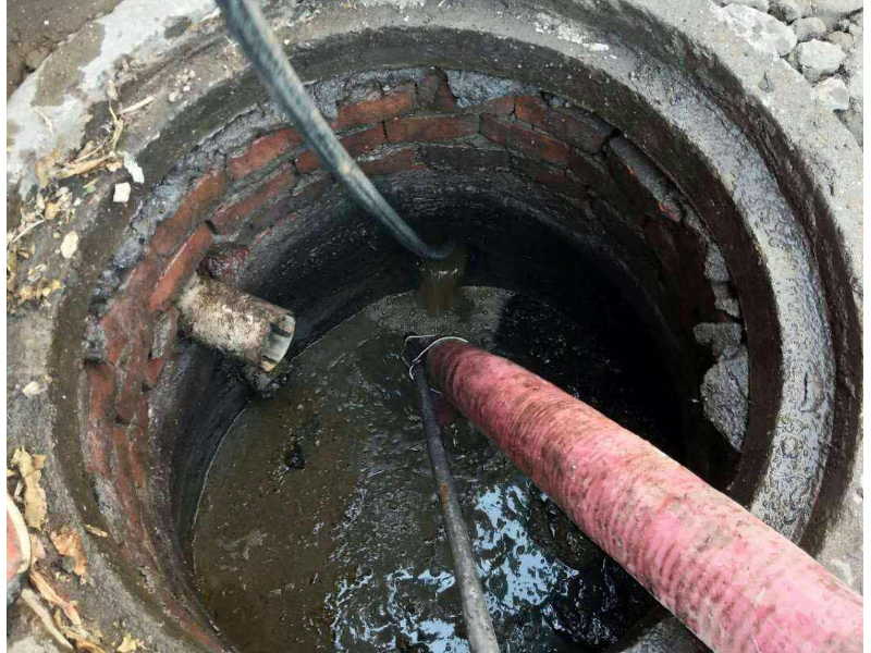 硚口何师傅不怕脏臭疏通下水道、受到居民点赞（图）